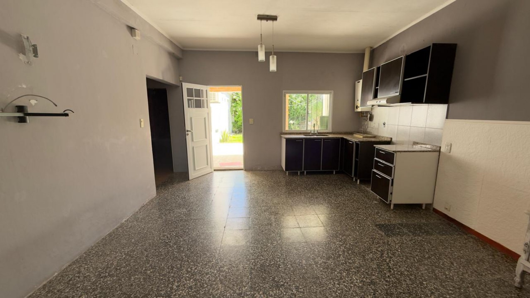 VENDO CASA 3 DORM S/CALLE BRIGADIER LOPEZ, A METROS DE CALLE GALAN. 