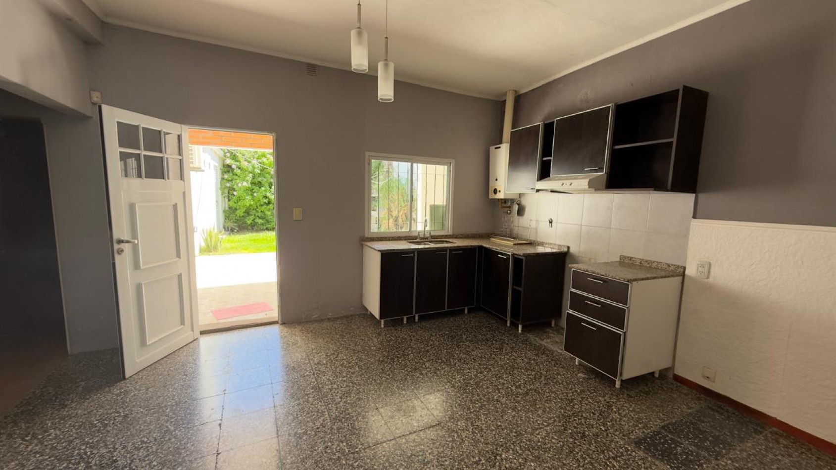 VENDO CASA 3 DORM S/CALLE BRIGADIER LOPEZ, A METROS DE CALLE GALAN. 