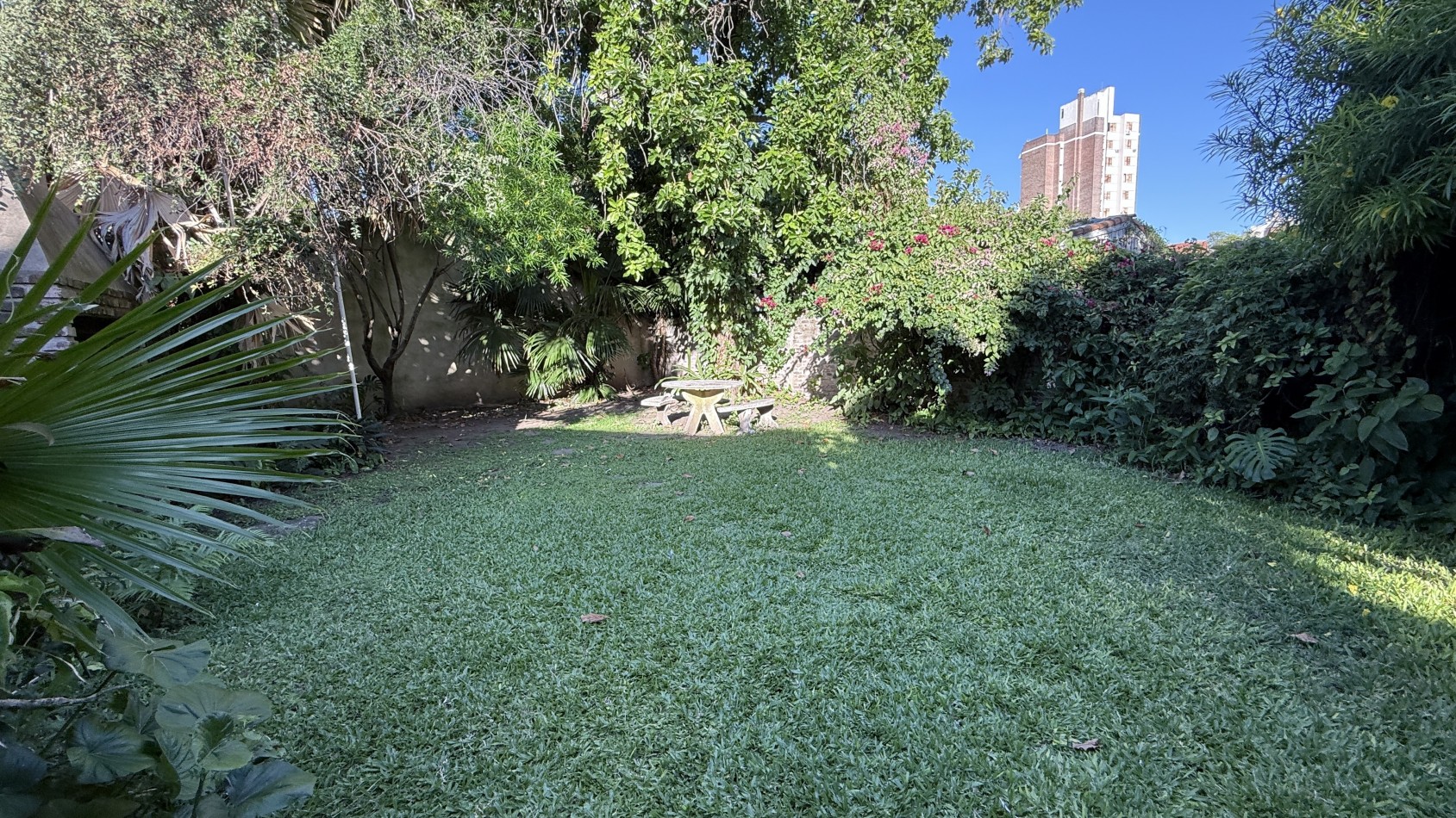 VENTA CASA CON GRAN TERRENO ZONA PARQUE !!! 