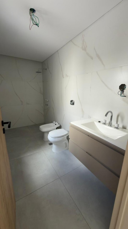 VENTA HERMOSA CASA 3 DORM ZONA PARQUE !!!