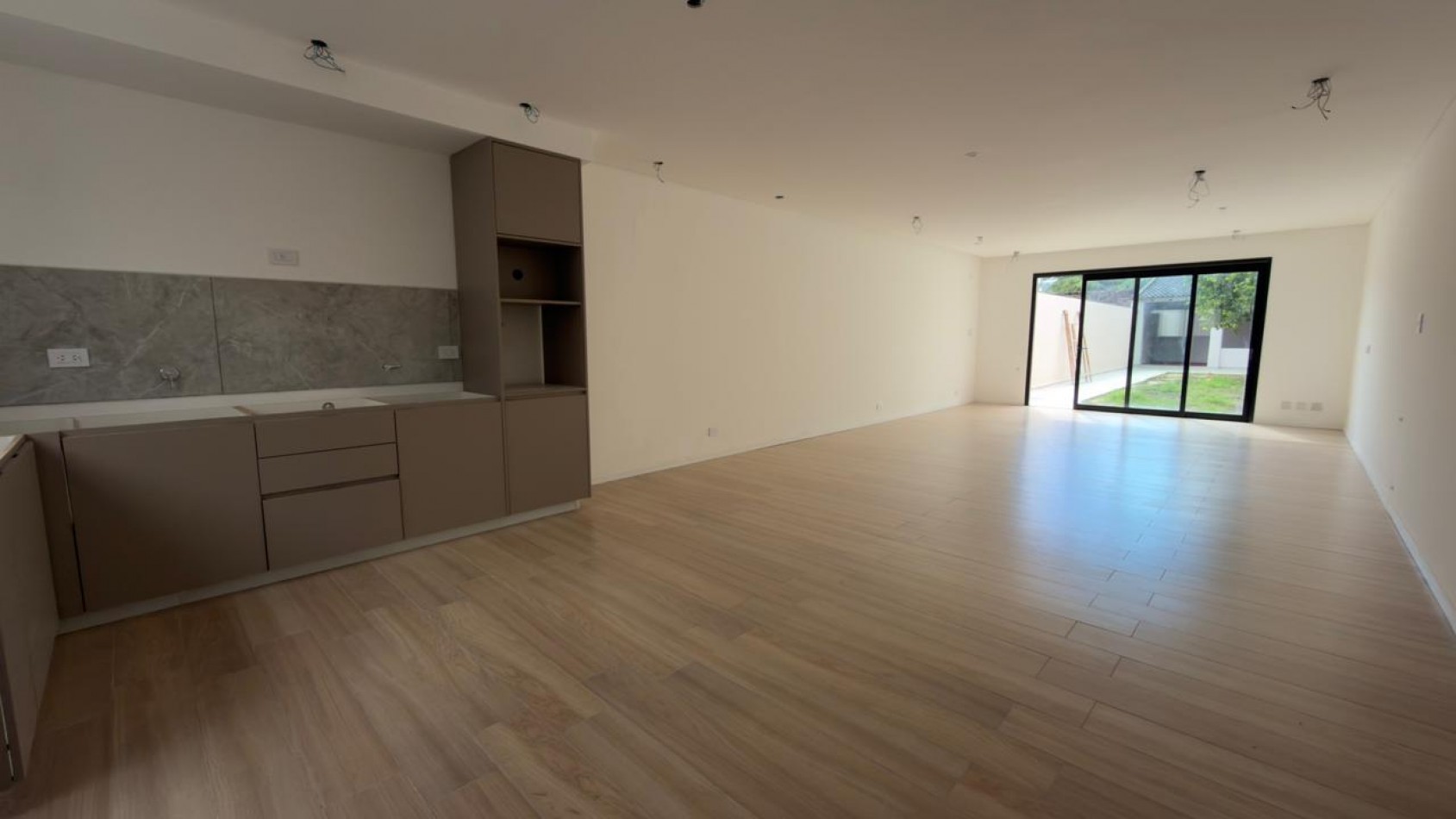 VENTA HERMOSA CASA 3 DORM ZONA PARQUE !!!