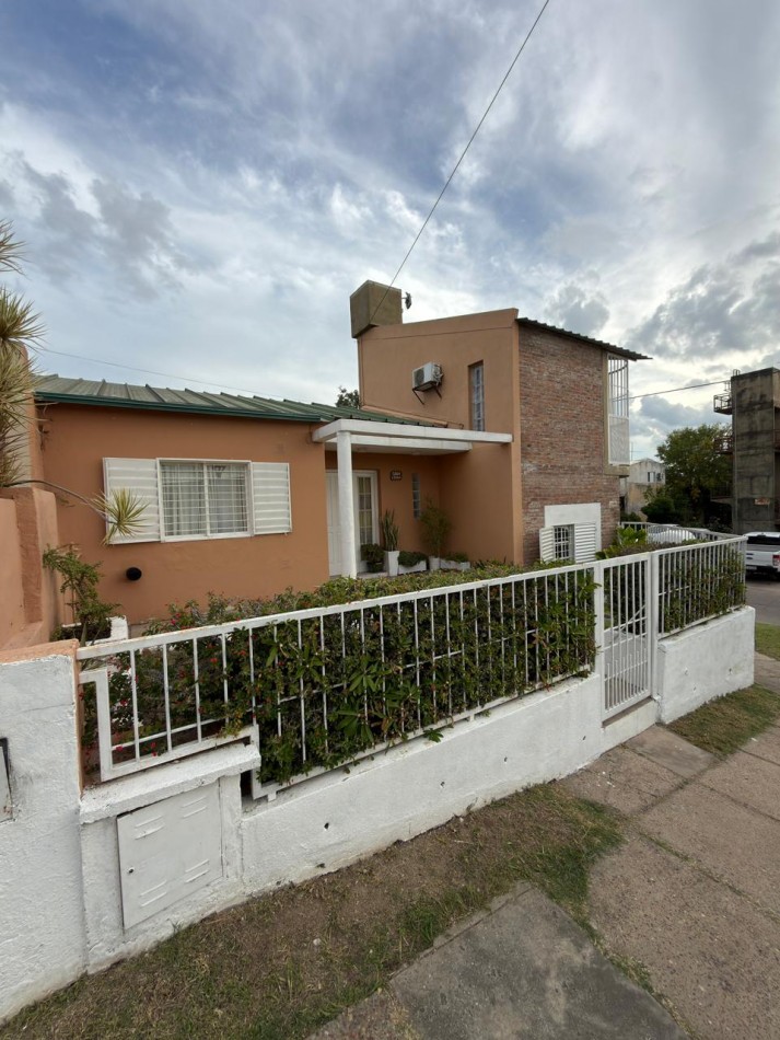EN VENTA COMODA CASA FAMILIAR EN B° VAIRETTI, LISTA PARA MUDARSE !!!