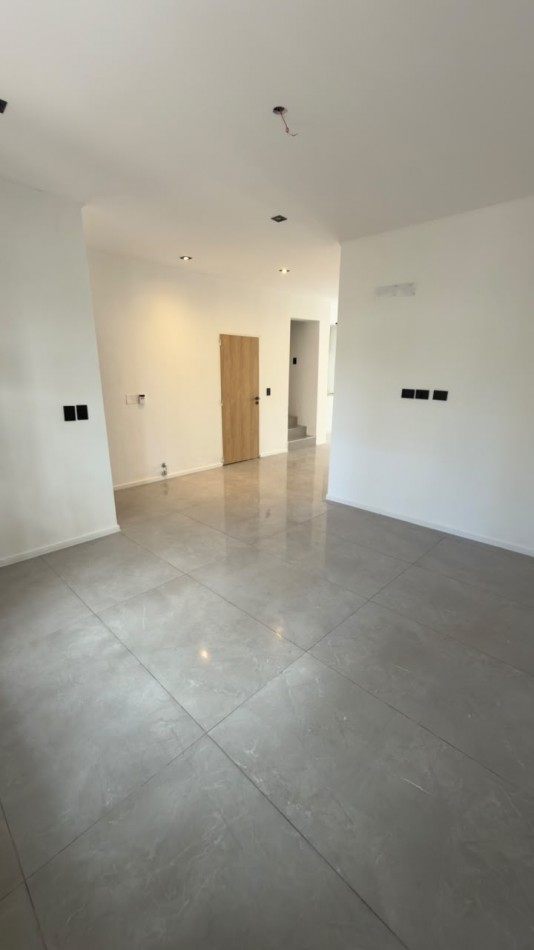 EN VENTA HERMOSA CASA EN ZONA 5 ESQUINA- LISTA PARA ESCRITURAR