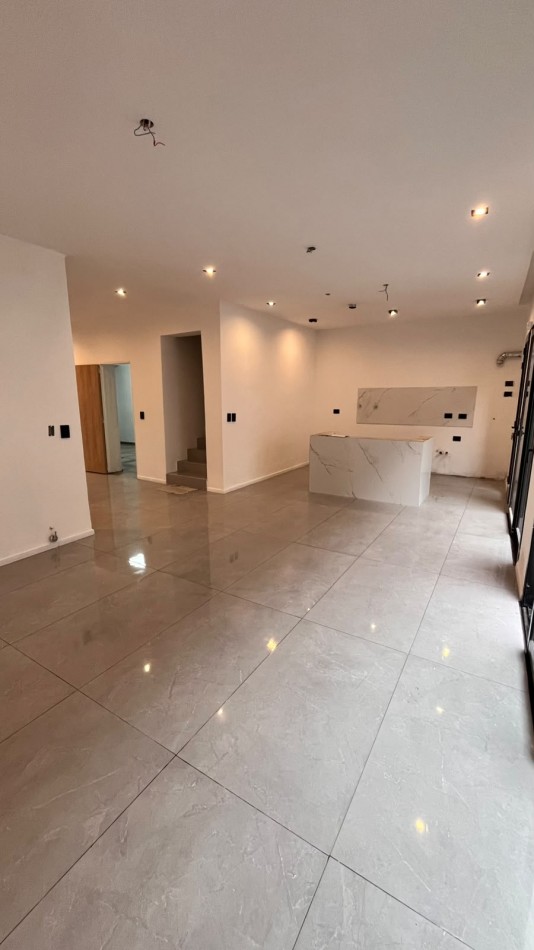 EN VENTA HERMOSA CASA EN ZONA 5 ESQUINA- LISTA PARA ESCRITURAR