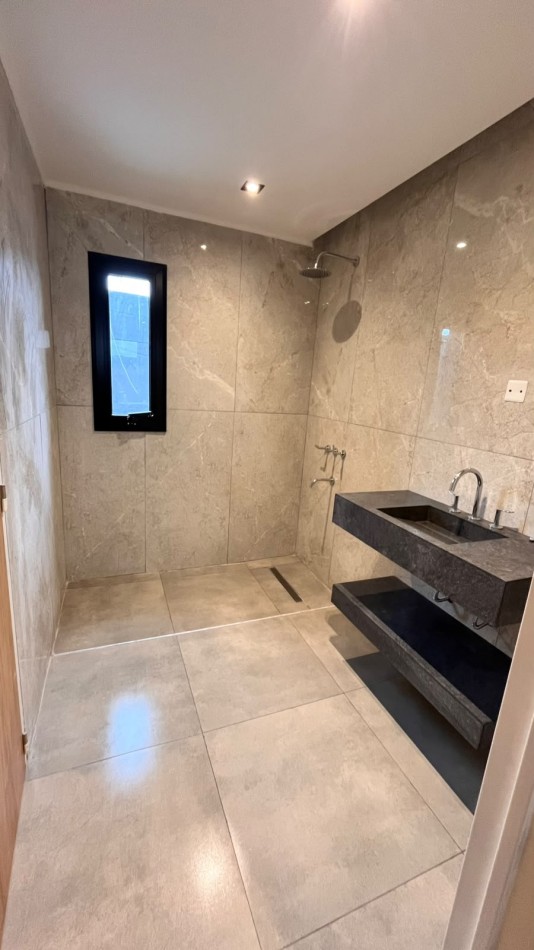 EN VENTA HERMOSA CASA EN ZONA 5 ESQUINA- LISTA PARA ESCRITURAR