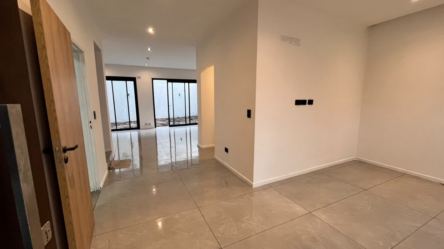 EN VENTA HERMOSA CASA EN ZONA 5 ESQUINA- LISTA PARA ESCRITURAR