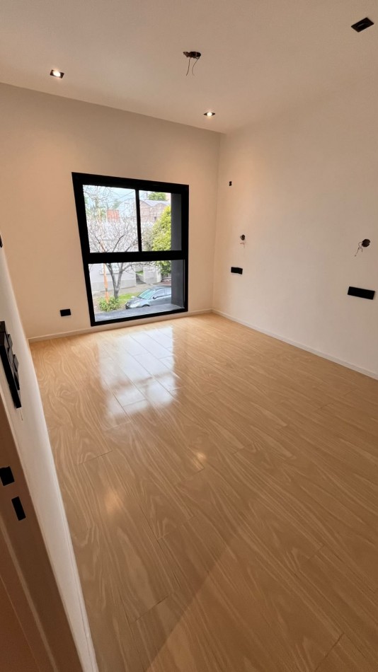 EN VENTA HERMOSA CASA EN ZONA 5 ESQUINA- LISTA PARA ESCRITURAR