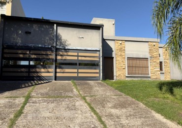 VENTA AMPLIA CASA EN PLANTA BAJA CON GRAN PARQUE y PISCINA !!!